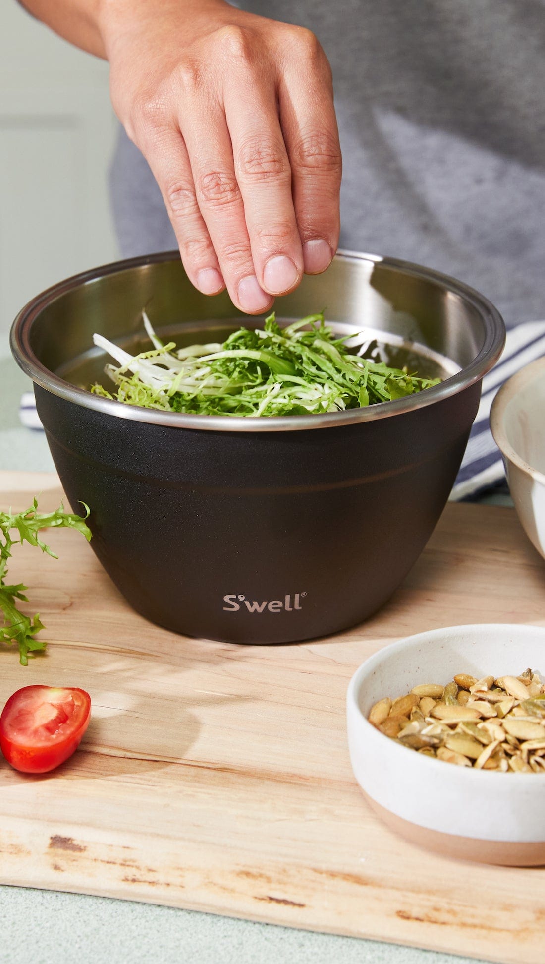 S'well Stainless Steel Salad Bowl Kit - 64oz, Onyx - Comes with 2oz  Condiment Container and Removable Tray for Organization - Leak-Proof, Easy  to Clean, Dishwasher Safe : Sports & Outdoors 